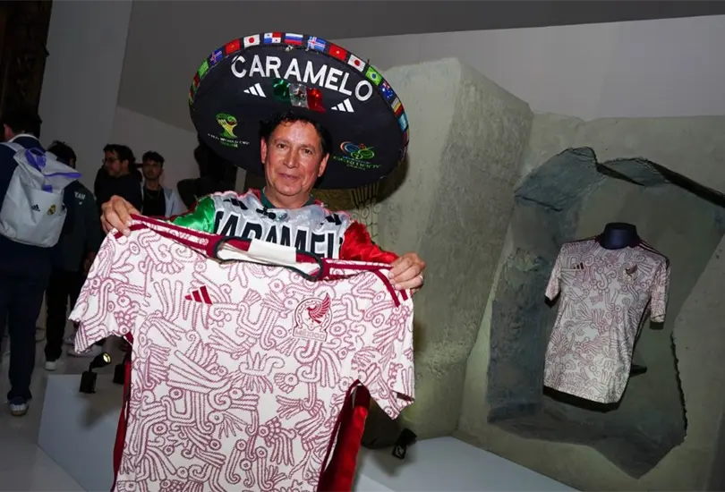 La afición criticó el tono de color del nuevo jersey de la Selección Mexicana. La afición criticó el tono de color del nuevo jersey de la Selección Mexicana.