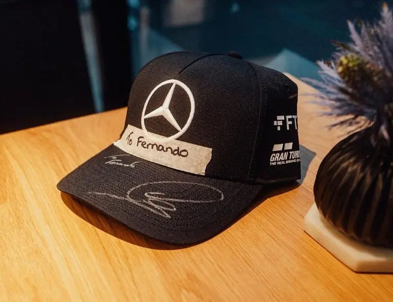 El regalo del británico para Fernando Alonso. (@lewishamilton)