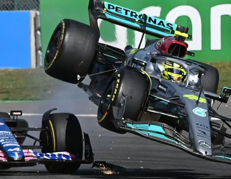 El momento del impacto de Lewis Hamilton contra el auto del español. (@lewishamilton)