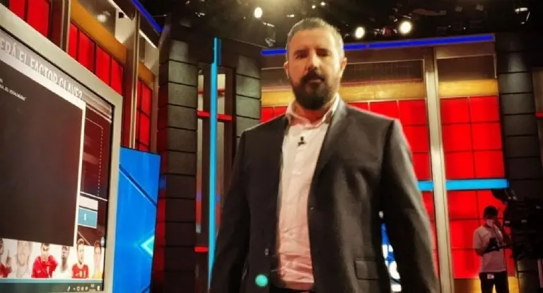 &Aacute;lvaro Morales se burla de Chivas y Pumas constantemente en sus redes sociales. 