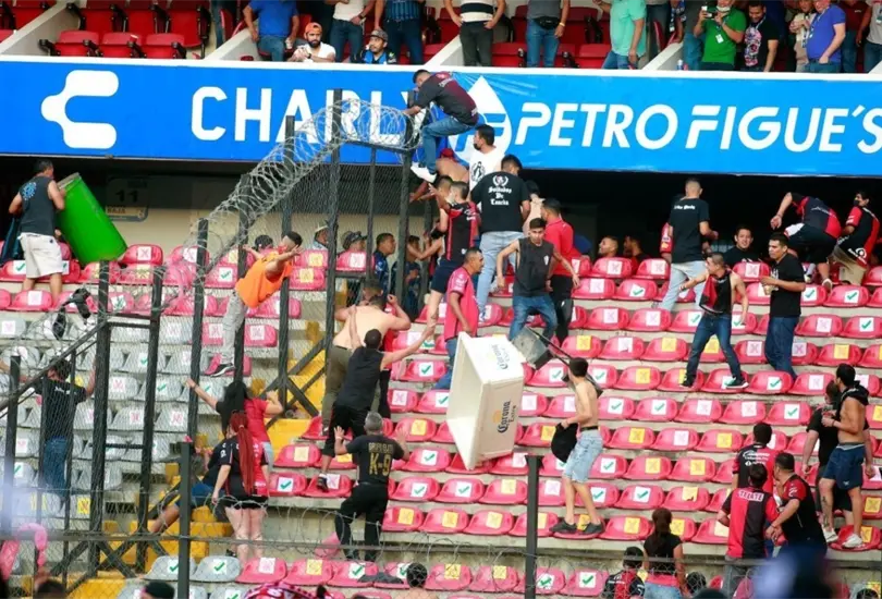 La violencia en el Estadio Corregidora se hizo presente el pasado 5 de marzo durante el Querétaro vs Atlas. La violencia en el Estadio Corregidora se hizo presente el pasado 5 de marzo durante el Querétaro vs Atlas.