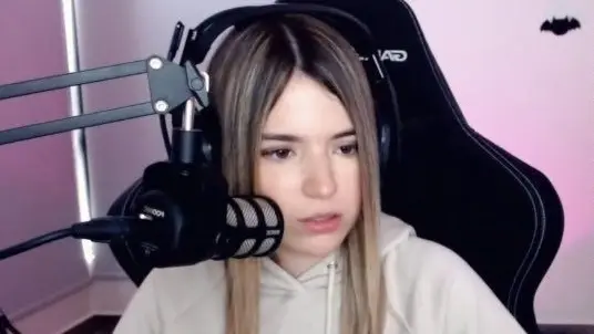 Además de tener una línea de ropa, presume su propia marca de comida, disponible en apps de entrega e incluso haber organizado un evento con decenas de creadores de contenido.