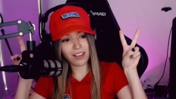 Cuenta con más de 5.6 millones de suscriptores en su canal de Twitch y otros millones más en diferentes plataformas.