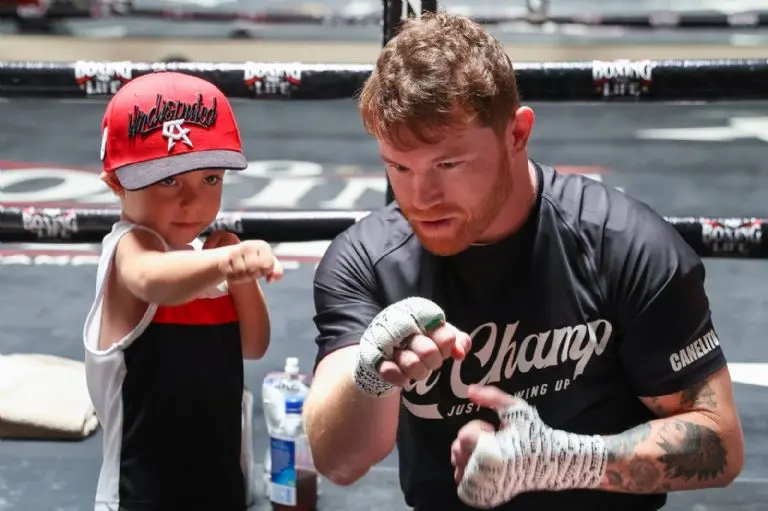 El Canelo entrenó con hijo de tres años. Foto: Twitter @DAZNBoxing