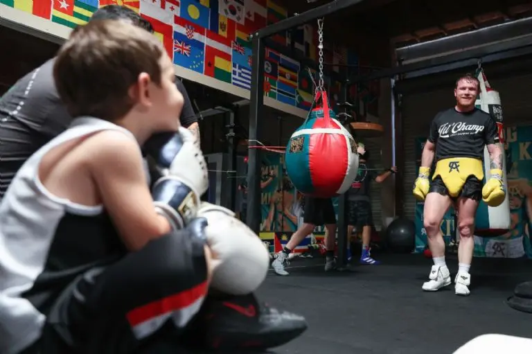 El Canelo en sus ratos libres también le enseña a boxear a su hijo. Foto: Twitter @DAZNBoxing.