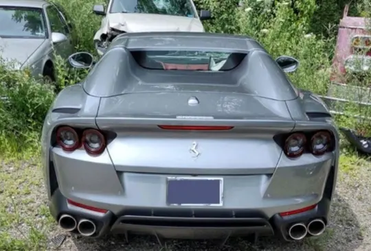 El Ferrari fue entregado al valet parking para que lo estacionara. 