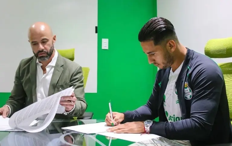 Cecilio Domínguez firmando el contrato con Santos. Foto: Instagram @dominguezcecilio