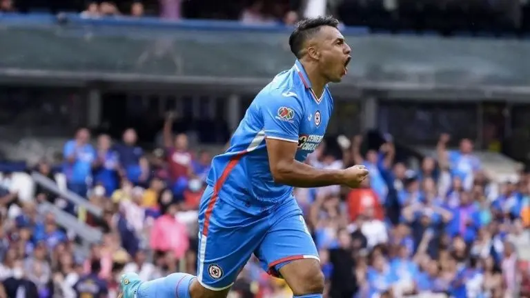 Iván Morales se encargó de darle el triunfo a Cruz Azul sobre Necaxa en la Jornada 6. (@LigaBBVAMX)