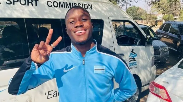 Letsile Tebogo es la nueva sensaci&oacute;n del atletismo por su gran parecido en velocidad con Usain Bolt. 