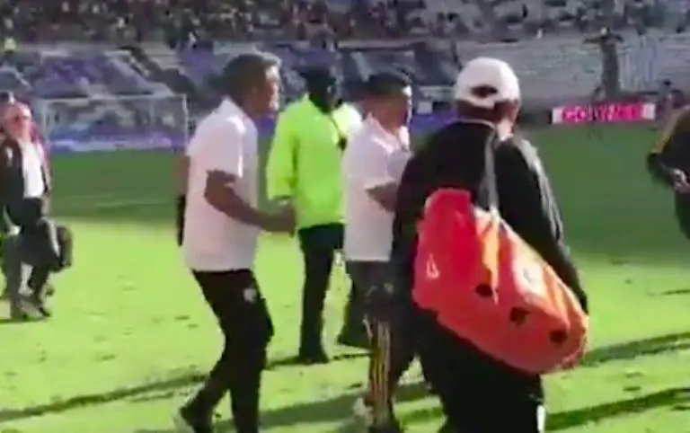 Piojo encarando al auxiliar de Almada - Captura de pantalla TUDN