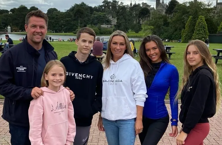 La exfigura del Real Madrid, Michael Owen, con su esposa e hijos. (@themichaelowen)
