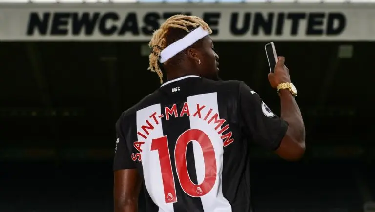 Allan Saint-Maximin con el 10 del Newcastle. @asaintmaximin