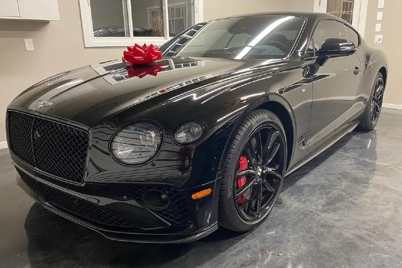 BENTLEY: También cuenta en su colección con varios modelos de la empresa británica; en diciembre del 2019, presumió en redes sociales que se regaló a si mismo el modelo Continental más reciente, que tiene un valor de 218 mil dólares (alrededor de cuatro millones 400 mil pesos).