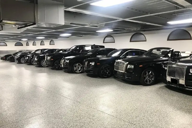 El pugilista tiene autos de marcas reconocidas como Ferrari, Rolls Royce, Lamborghini, Bugatti, Mercedes entre otros modelos de autos que sólo hay pocas unidades en el mundo.