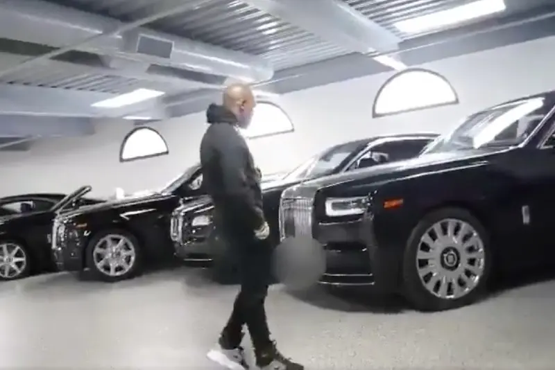 Estos ingresos por su carrera boxística y sus negocios fuera de los rings le han permitido tener una vida llena de lujos con la que sueñan muchas personas; su principal gasto ha sido en autos de lujo.