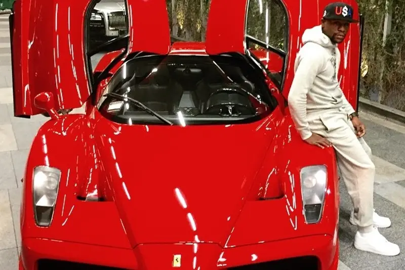 Una de sus compras más importantes fue el Ferrari Enzo, uno de los modelos especiales que sacó la empresa, y le costó tres millones 200 mil dólares (alrededor de 64 millones de pesos).