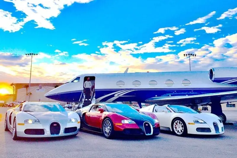 También presumió que compró tres modelos del Bugatti Grand Sport Chassis por dos millones de dólares cada uno (40 millones de pesos).