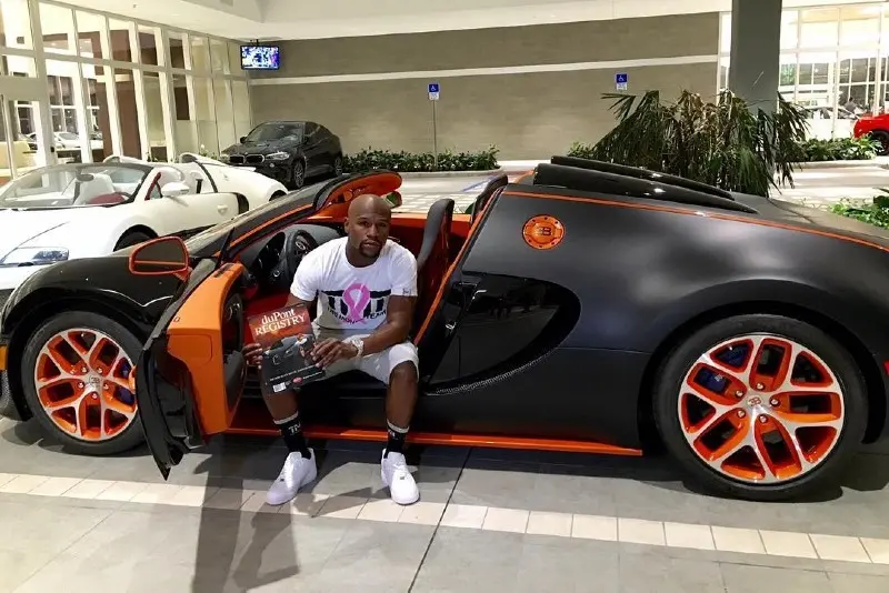 Uno de los modelos más importantes que compró fue el Bugatti Veyron Grand Sport Vitesse, ya que reveló en Instagram que adquirió por 3.5 millones de dólares (alrededor de 70 millones de pesos).