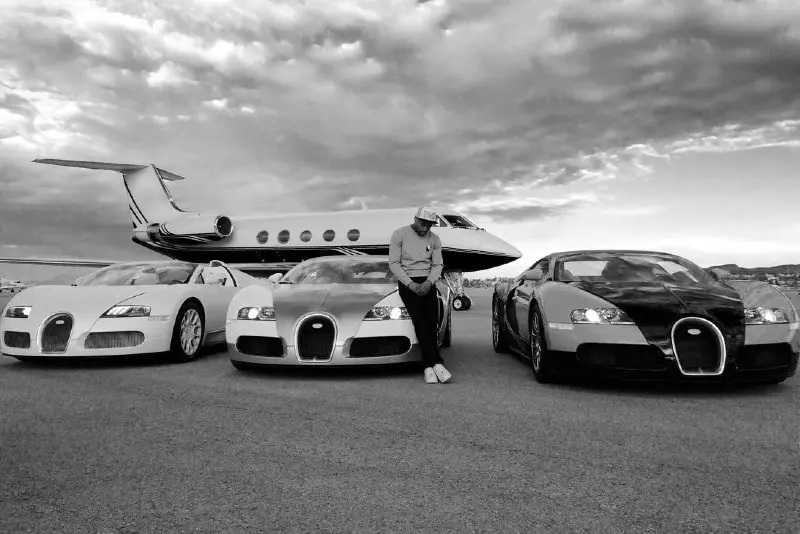 BUGATTI: Es una de las marcas favoritas de Floyd Mayweather Jr. porque posee varios modelos de la automotriz francesa, como el Chiron. 