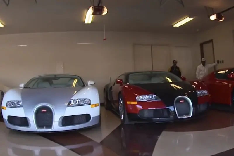 A Floyd Mayweather Jr. le gusta comprar varios autos del mismo modelo, en este caso de Bugatti, debido a que eventualmente los vende o los reparte en las diferentes mansiones que posee. 