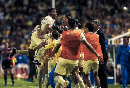 América celebra el gol de Roger Martínez.