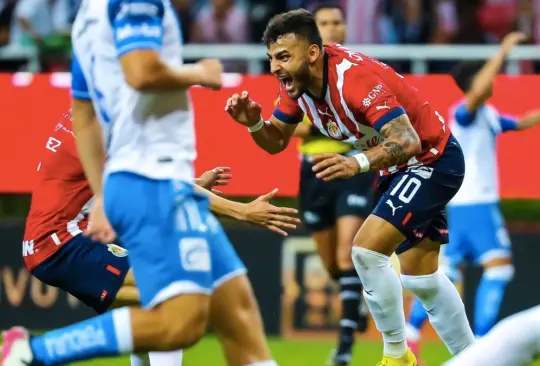 Alexis Vega celebra su gol ante el Puebla.