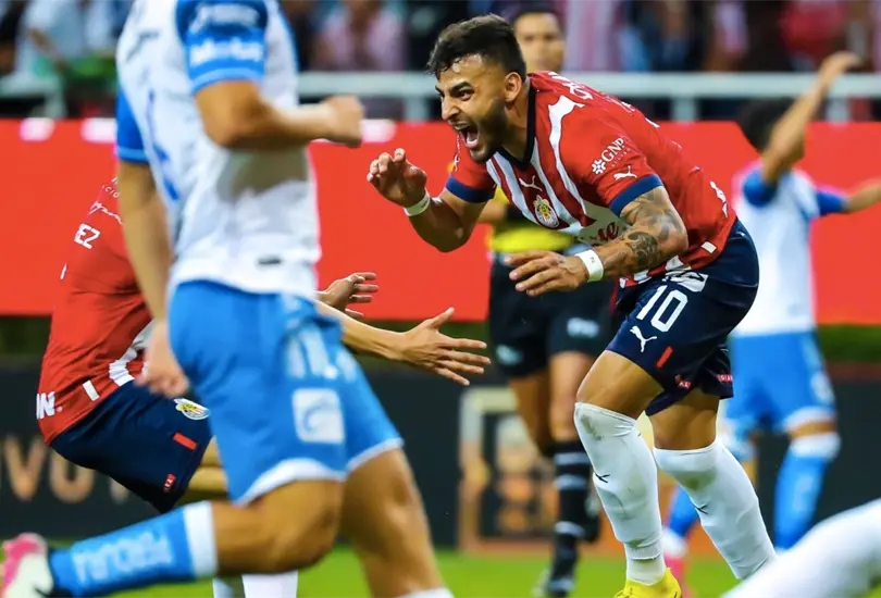 Alexis Vega celebra su gol ante el Puebla.