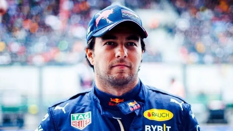 Sergio 'Checo' Pérez no anda muy contento con las estrategias de Red Bull con su auto. Foto: Twitter @RedBullRacing