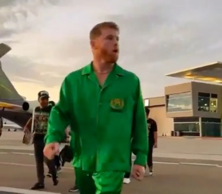 'Canelo' Álvarez en su llegada al aeropuerto de Las Vegas - @canelo