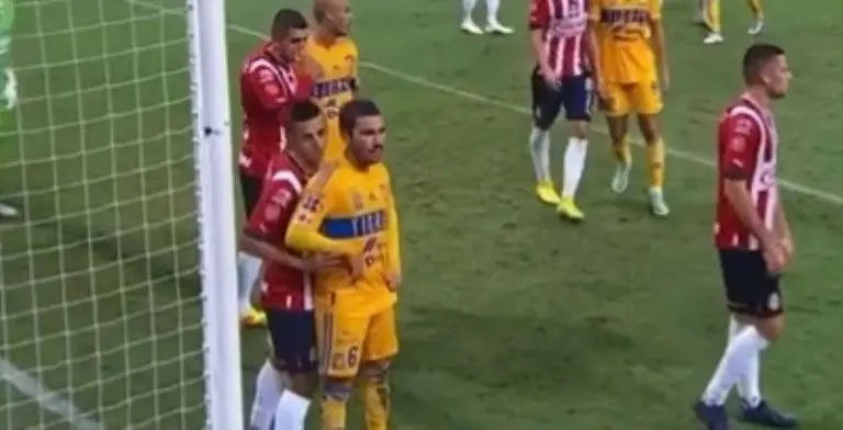 Juan Pablo Vigón protagonizó un momento chusco con el Piojo Alvarado. Foto: Captura de pantalla.