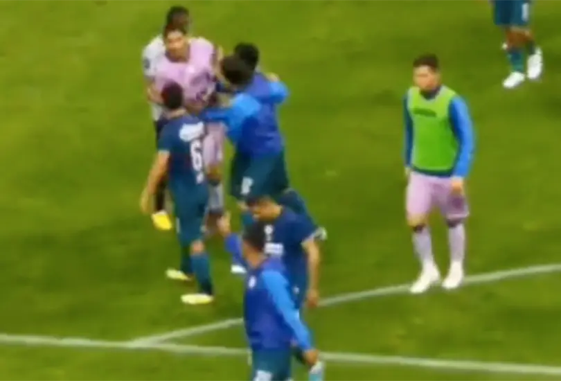 Corona y Morales se hicieron de palabras tras el partido de Cruz Azul ante León. Corona y Morales se hicieron de palabras tras el partido de Cruz Azul ante León.