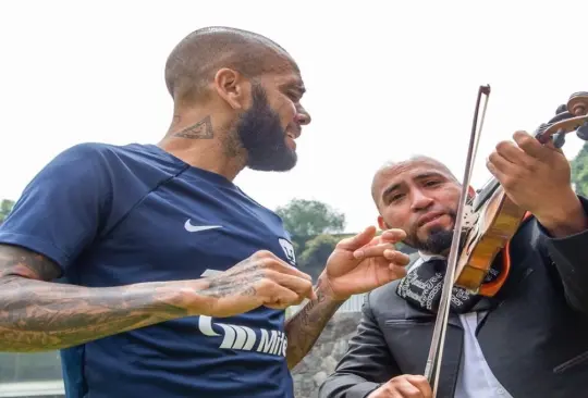 Dani Alves vivió sus primeros festejos de la Independencia de México en el país. Dani Alves vivió sus primeros festejos de la Independencia de México en el país.