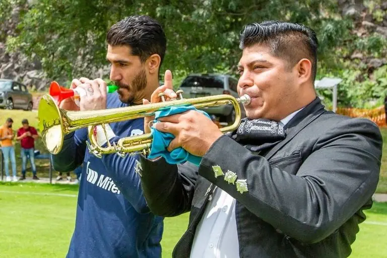 Los jugadores de Pumas cantaron a todo pulmón con el mariachi. (@pumasmx)