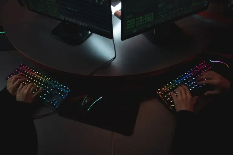 Los hakers y ladrones de datos personales abundan en redes sociales.