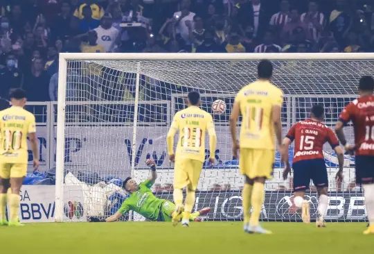 El momento del gol número 10 de Henry Martín.