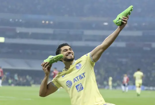 Henry Martín celebró como Cuauhtémoc Blanco en el Clásico Nacional ante Chivas.