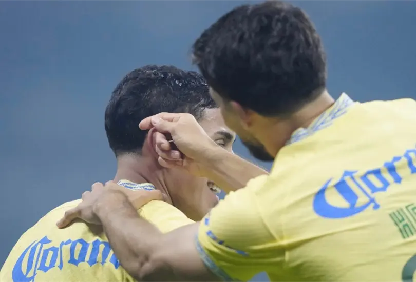 Alejandro Zendejas y Henry Mart&iacute;n le dieron la victoria al Am&eacute;rica ante Chivas en el Cl&aacute;sico Nacional.