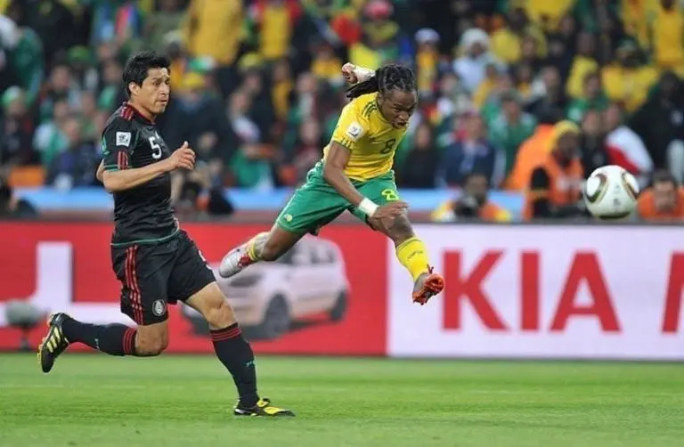 Tshabalala marcando su gol ante la mirada de Ricardo Osorio - @siphiweshabba