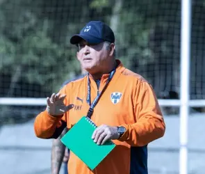 Vucetich es trasladado al hospital tras entrenamiento de Rayados, ¿qué le pasó?