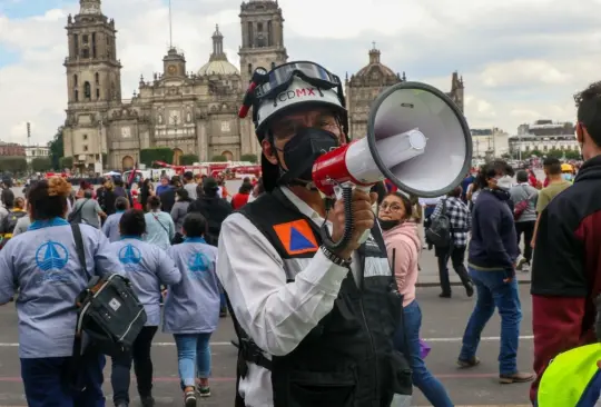 La gente se resguardó en la plancha del Zócalo de la Ciudad de México. La gente se resguardó en la plancha del Zócalo de la Ciudad de México.