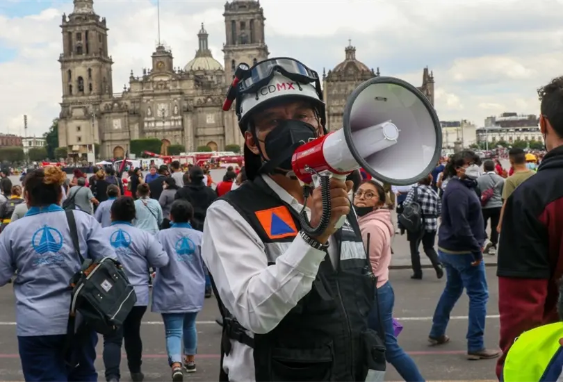 La gente se resguard&oacute; en la plancha del Z&oacute;calo de la Ciudad de M&eacute;xico.