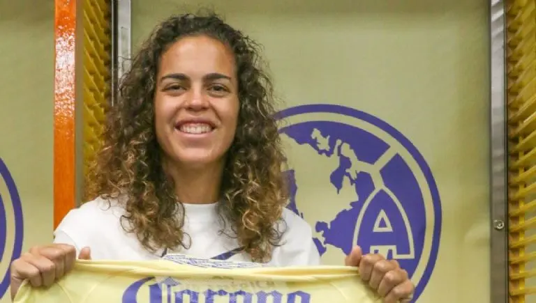 Andrea Falcón con el jersey del América. @AmericaFemenil
