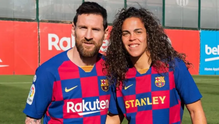 Andrea Falcón con Lionel Messi en el Barcelona. @andreafalcon10