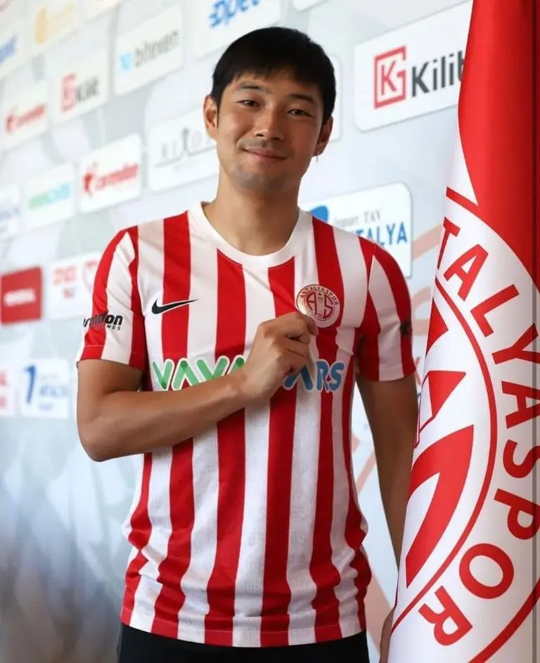 Nakajima en su presentación con el Antalyaspor - @shoya_nakajima_22