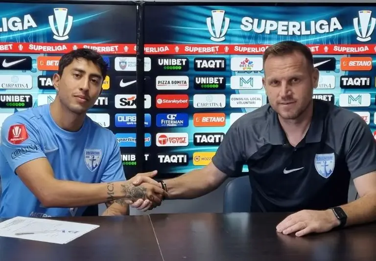Omar Govea en la firma de su contrato con el FC Voluntari - @officialfcvoluntari