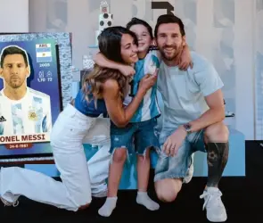 ¡Todos quieren a Messi! Mateo consigue estampita de su papá y así se emocionó