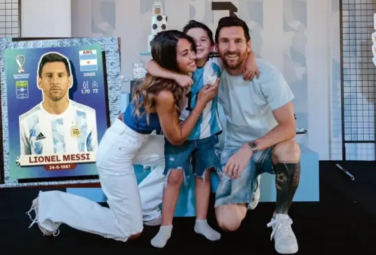 Antonella Roccuzzo presumió la sonrisa de Mateo al momento de destapar a Lionel Messi en los sobres Panini.