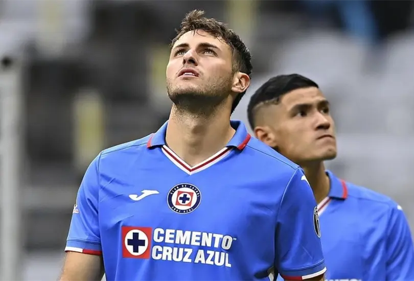 Las buenas actuaciones y los goles de Santiago Gim&eacute;nez con el Feyenoord han provocado que Cruz Azul pierda dinero de su traspaso. 