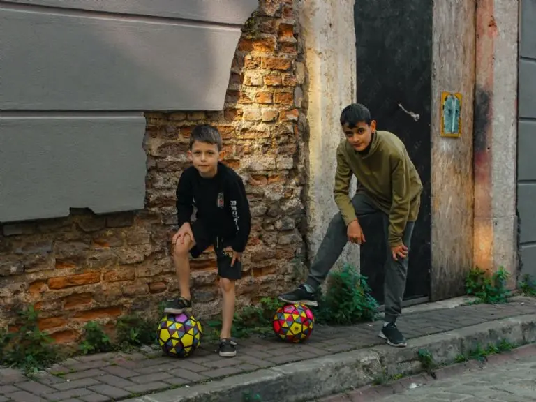 Las cascaritas se suelen disputar con jugadores de diferentes edades. Foto: Pexels.