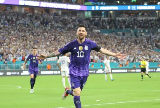 Lionel Messi se lució con un golazo en la victoria sobre Honduras en su preparación para Qatar 2022. 